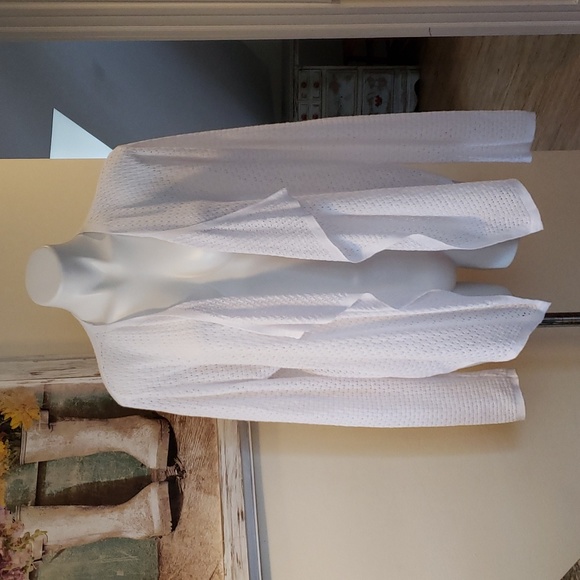 Tahari Sweaters - ♦️♦️ SOLD ♦️ ♦️ Tahari Caprdigan